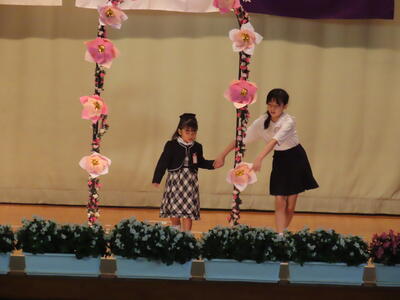 優しくリードする6年生